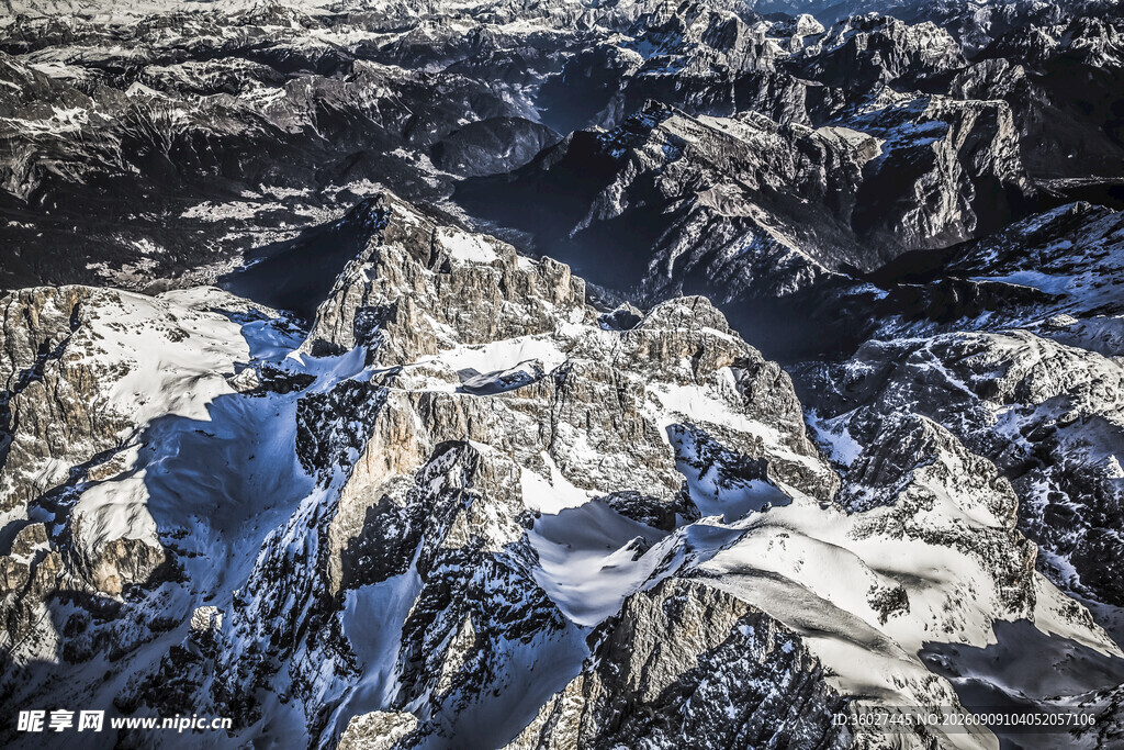 壮丽雪山岩石景观
