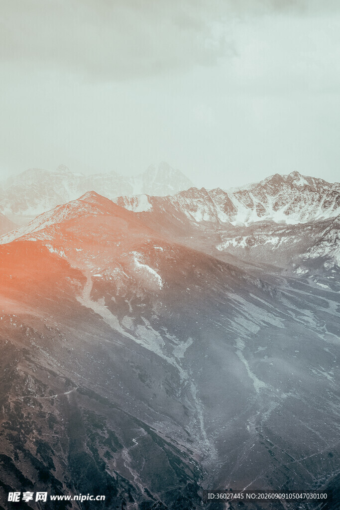 壮丽雪山日出景观