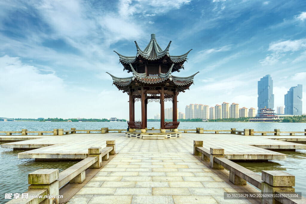 湖畔古亭与现代城市景观