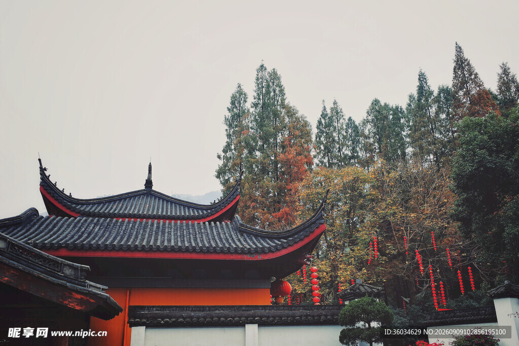 中式古建筑红墙黑瓦绿树
