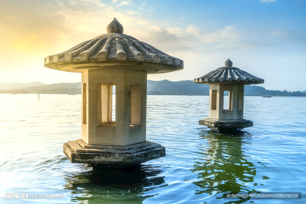 湖面上的中式水中亭阁