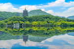西湖美景倒映于平静湖面