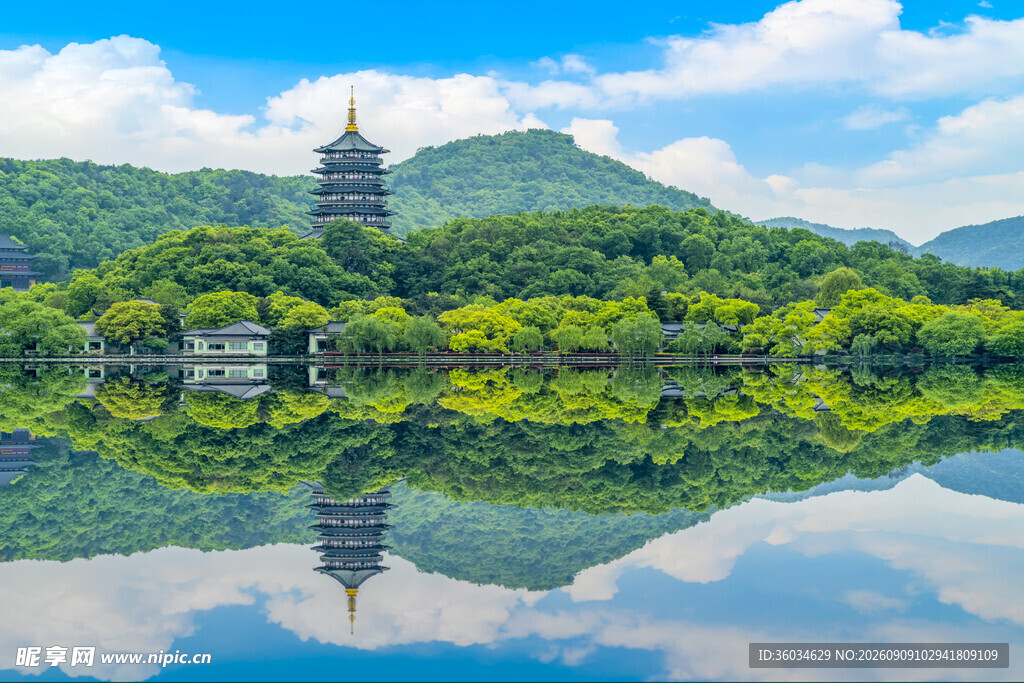 西湖美景倒映于平静湖面