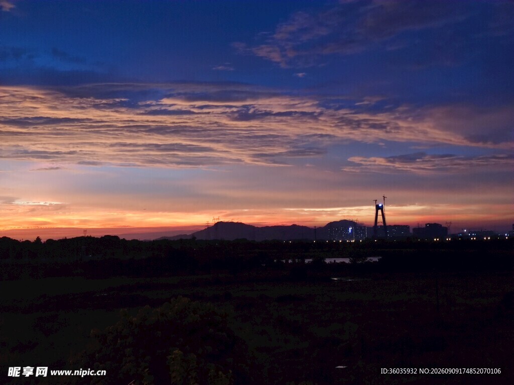 黄昏下的城市天际线美景