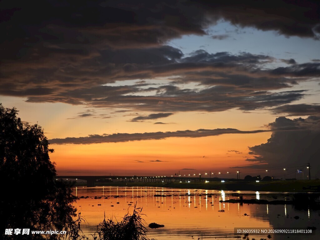 湖畔日落晚霞美景
