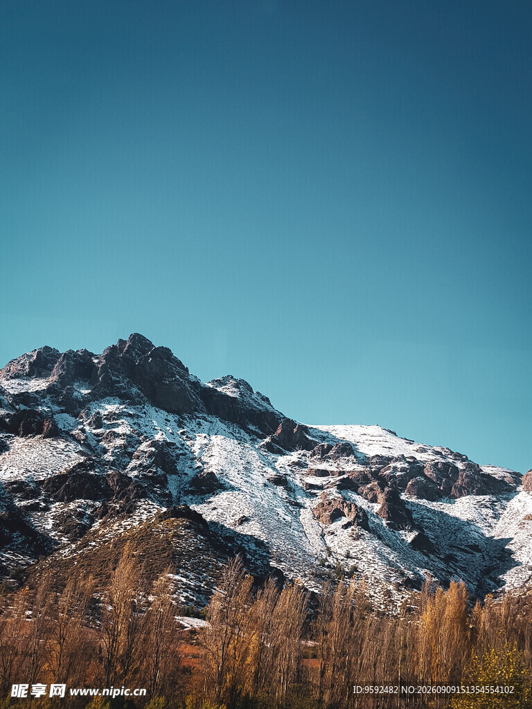 秋日雪山美景