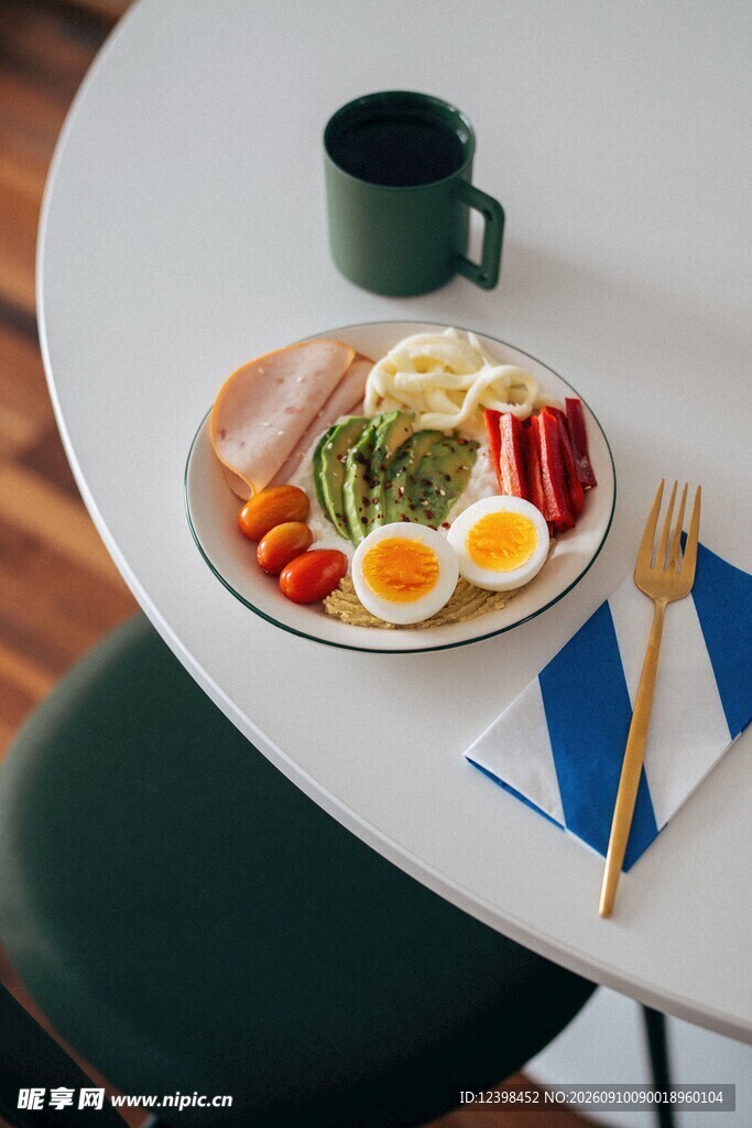 营养早餐摆放在简约桌面上