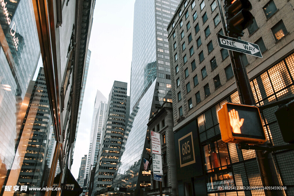 都市高楼间的街景一角