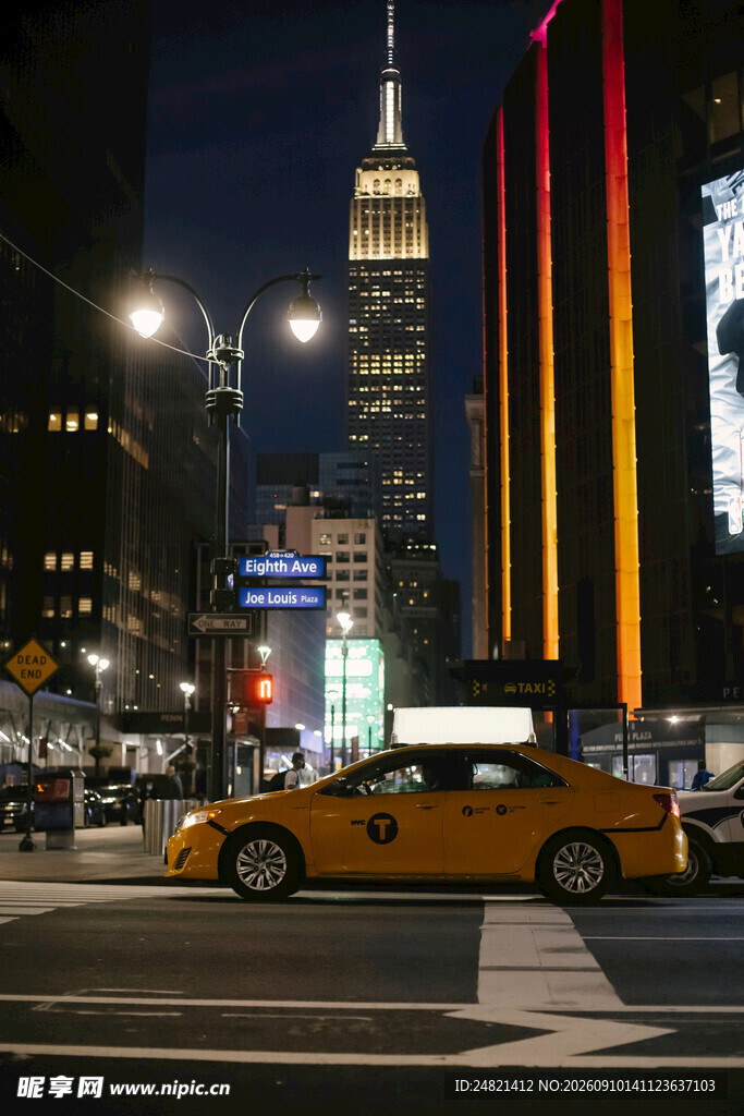 纽约夜景中的黄色出租车