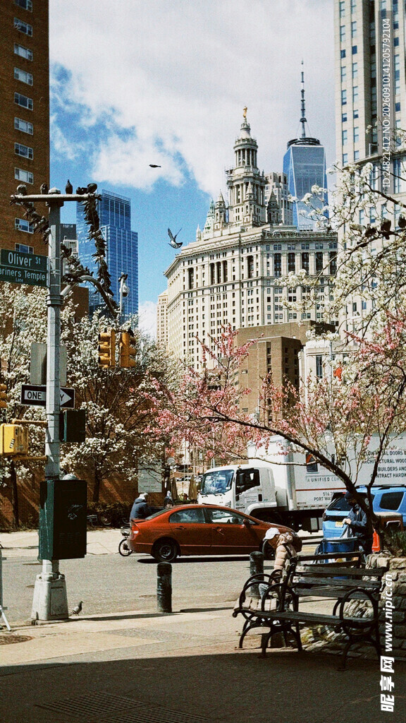 城市街景中的建筑与行人