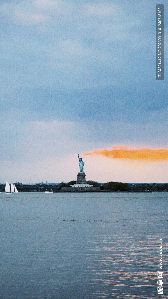 自由女神像前的海上风景