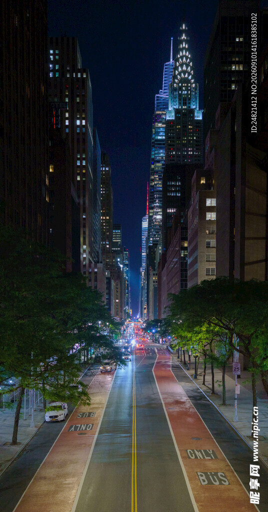都市夜景中的繁华街道