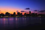 城市湖畔绚丽黄昏夜景