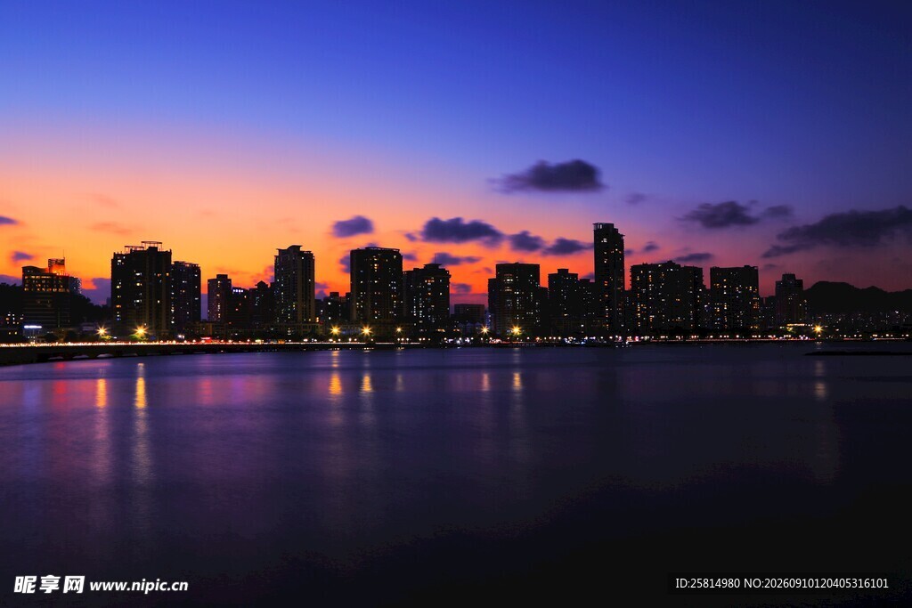 城市湖畔绚丽黄昏夜景