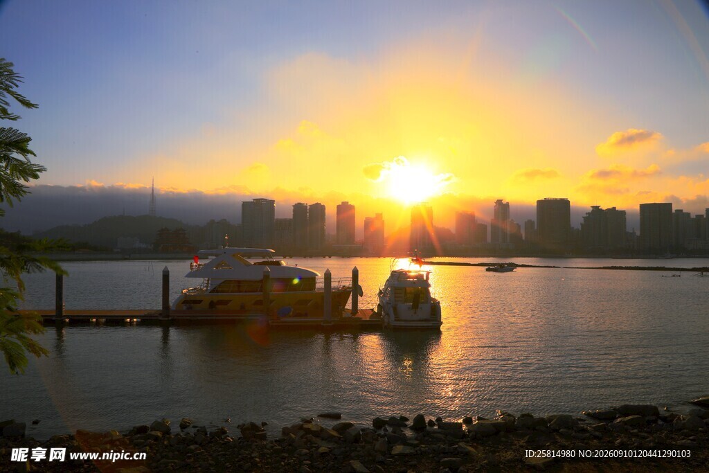 夕阳下的湖畔码头美景