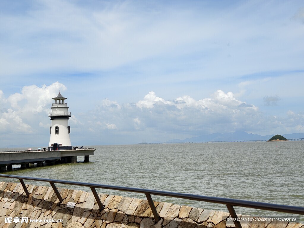 海边灯塔与延伸栈桥景观