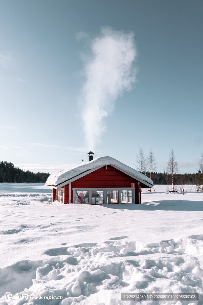 雪中小屋冒炊烟的冬日景