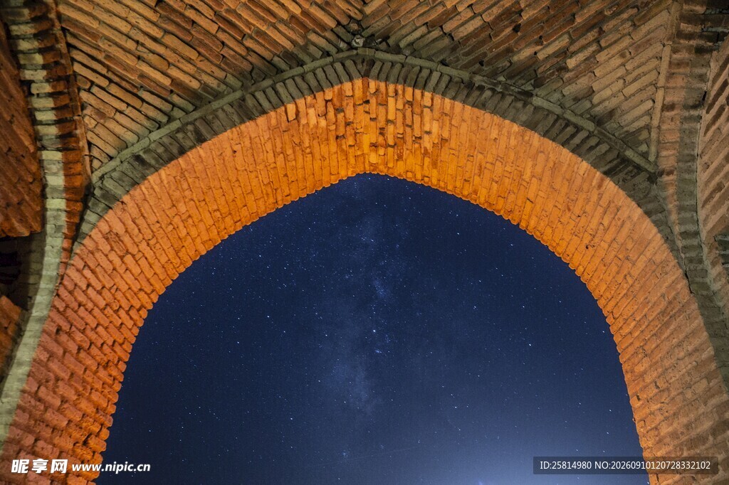 拱形建筑下的深邃夜空