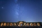 星空下的拱形建筑夜景