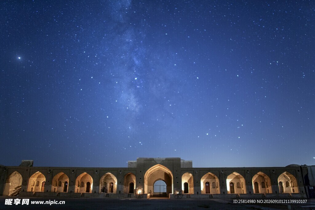 星空下的拱形建筑夜景