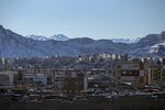 雪山下的城市景观