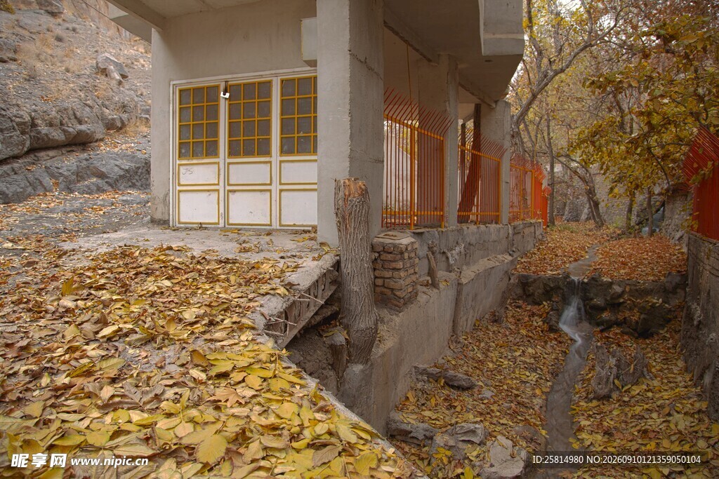 秋景中的古朴小屋