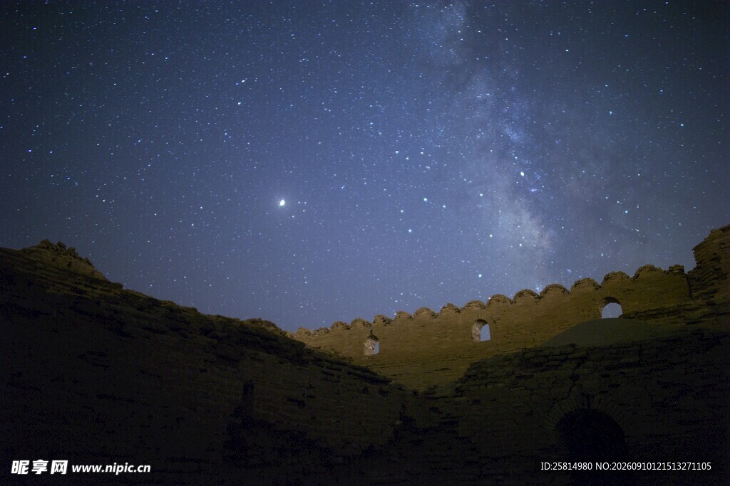 山间璀璨星空夜景