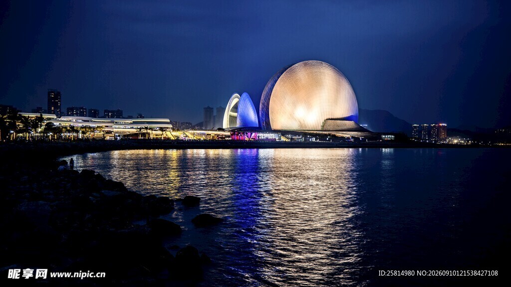 夜幕下的城市滨水建筑景观