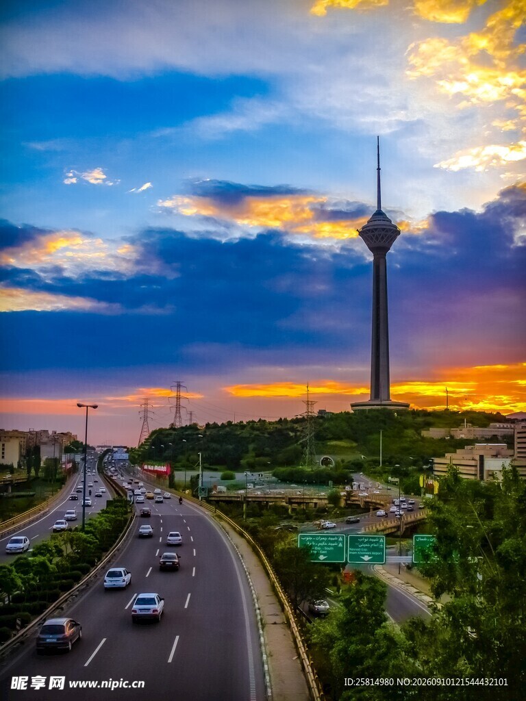 城市黄昏下的高塔与车流