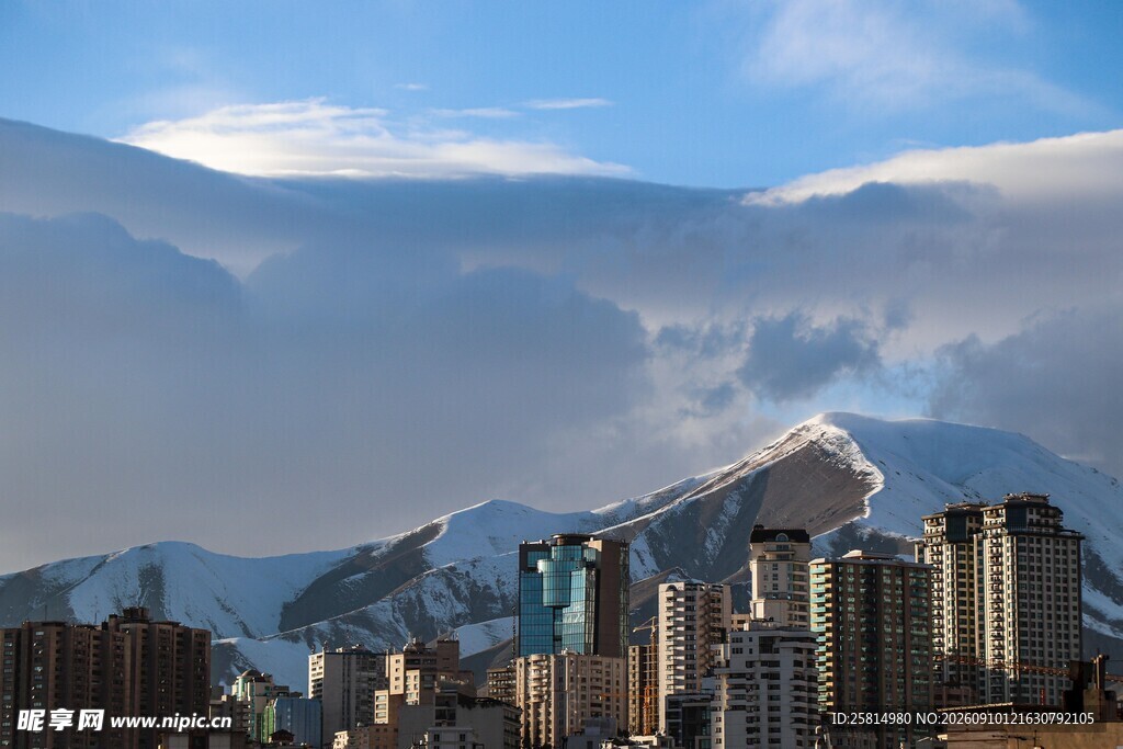城市与雪山相映的壮丽景观