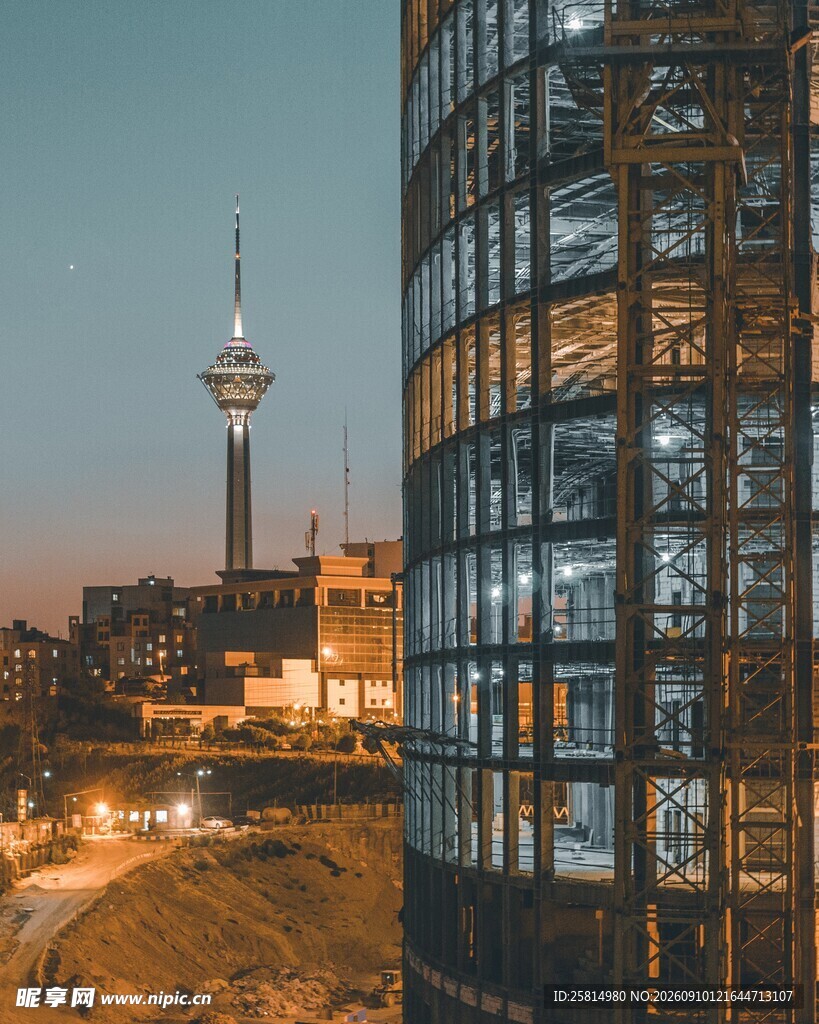 城市夜景中的现代建筑