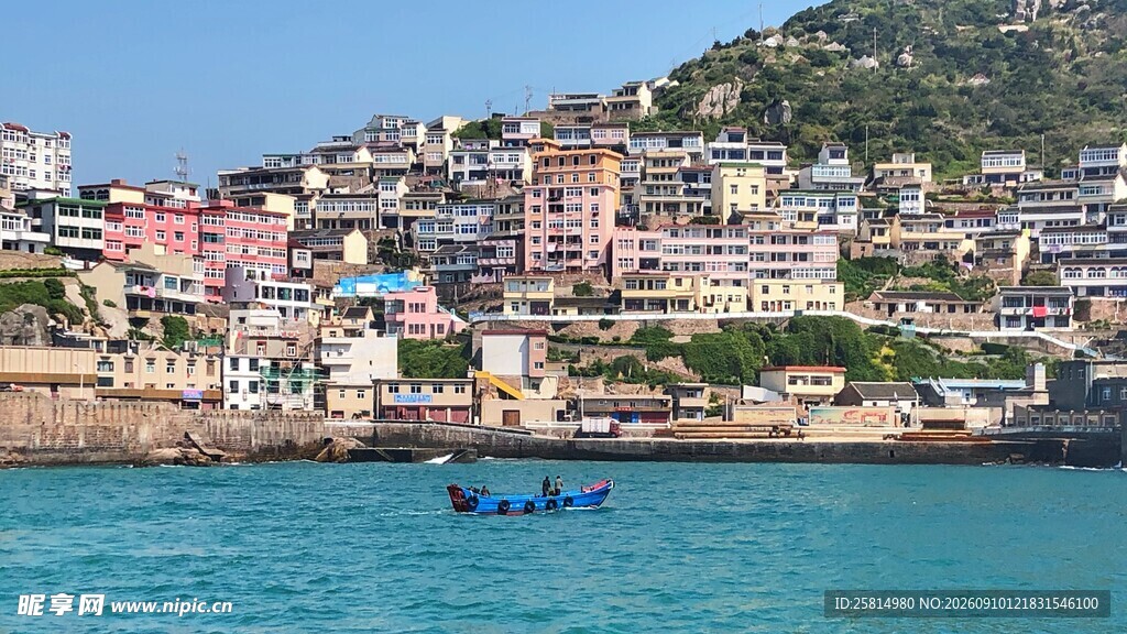 海滨多彩村落与海上小船