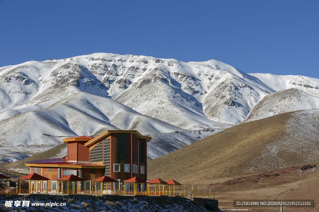 雪山下的建筑景观