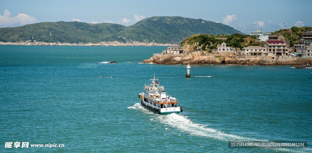 海上航行的白色船只
