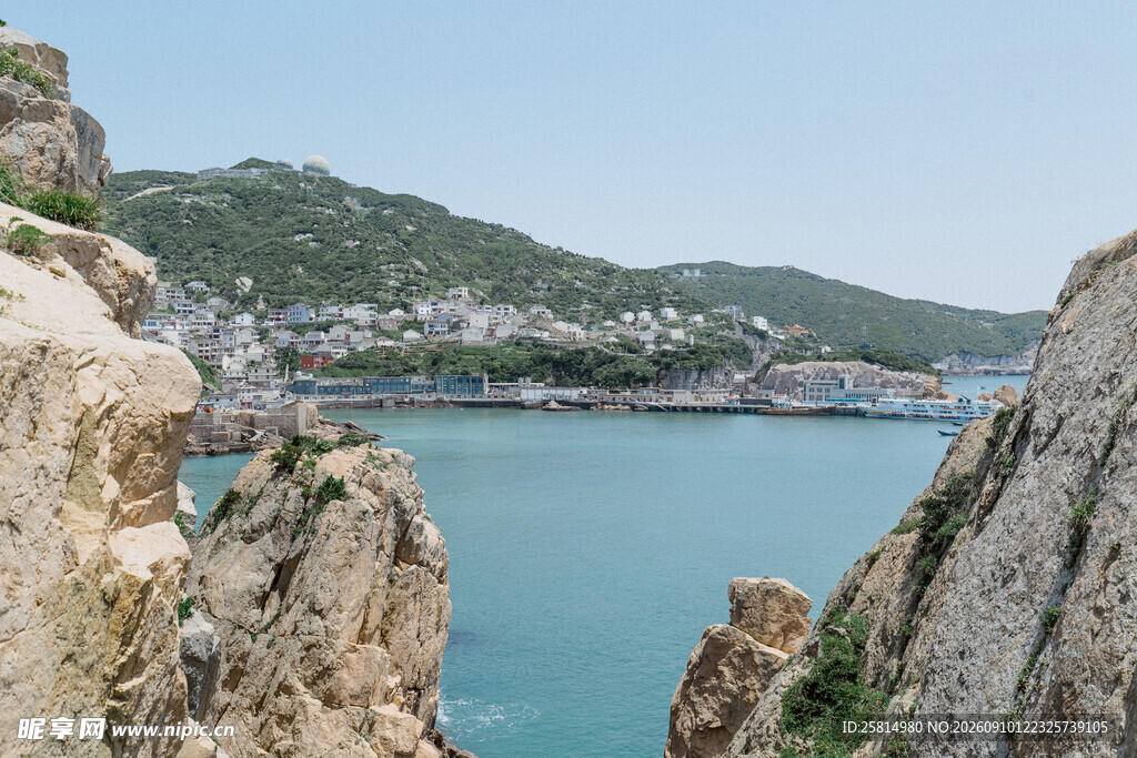海边壮丽岩石与海湾美景