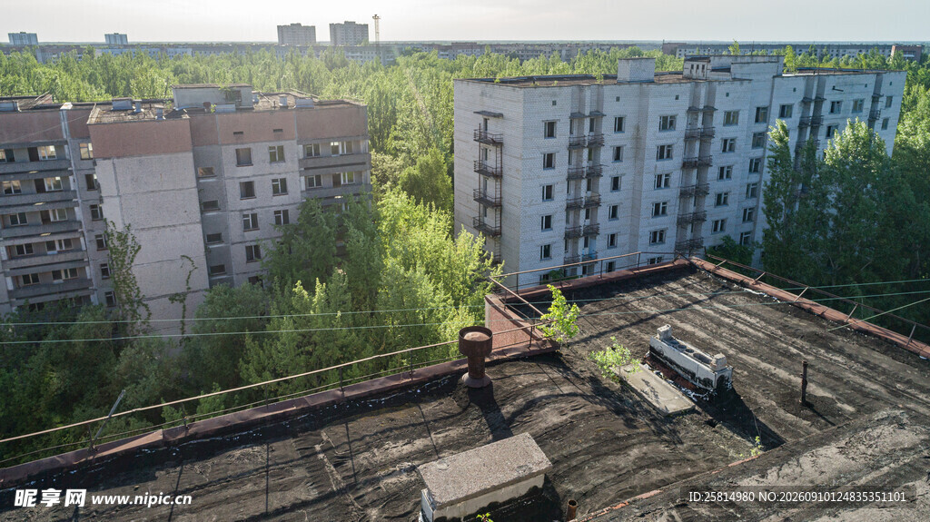 老旧小区屋顶与周边景观