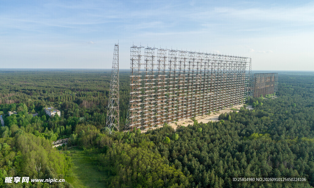 森林中的大型金属结构建筑