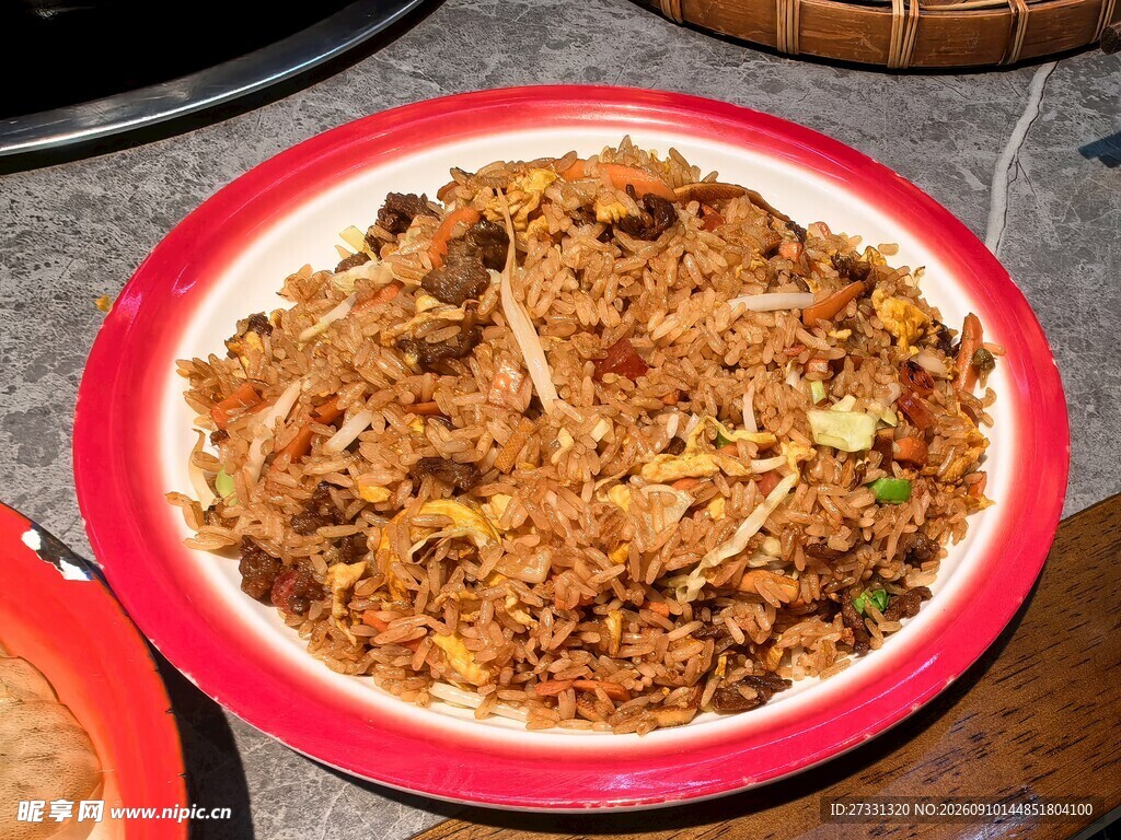 美味炒饭摆于红盘之中