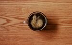木桌上的一杯热咖啡