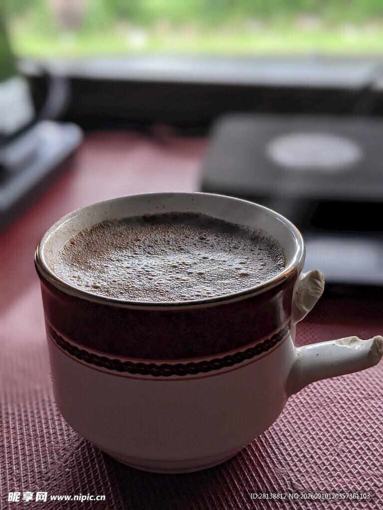 复古杯中的香醇咖啡
