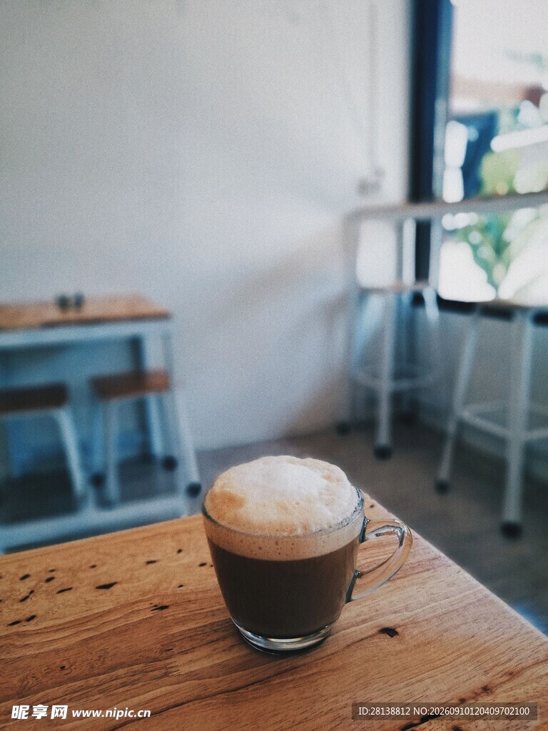 木桌上的一杯醇香咖啡