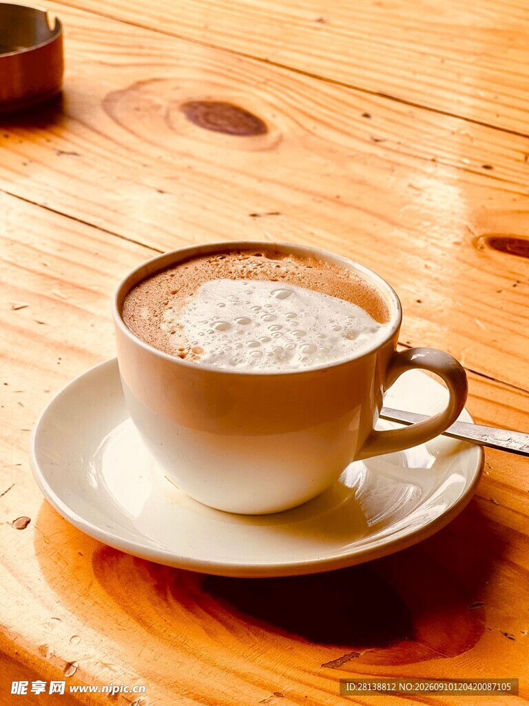 木质桌上的一杯热咖啡