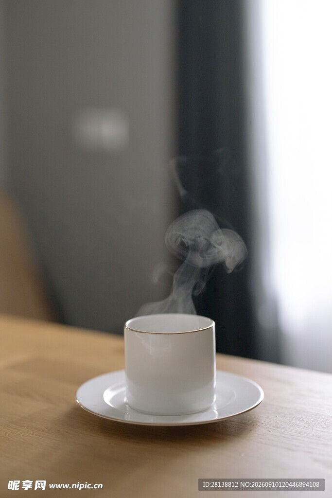 热气腾腾的桌上咖啡杯