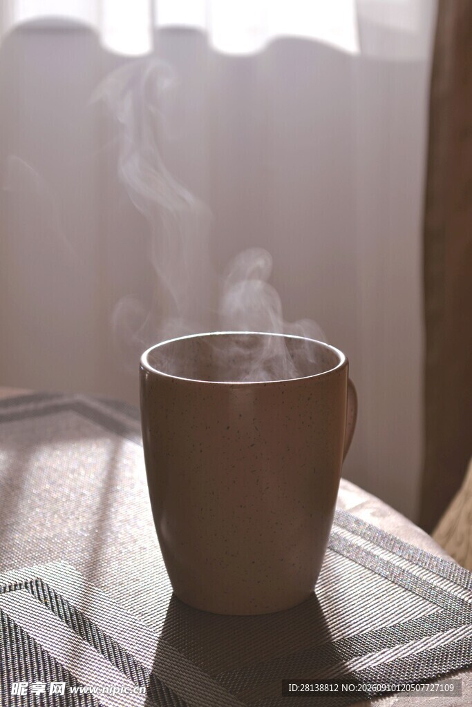 窗边热气腾腾的咖啡杯