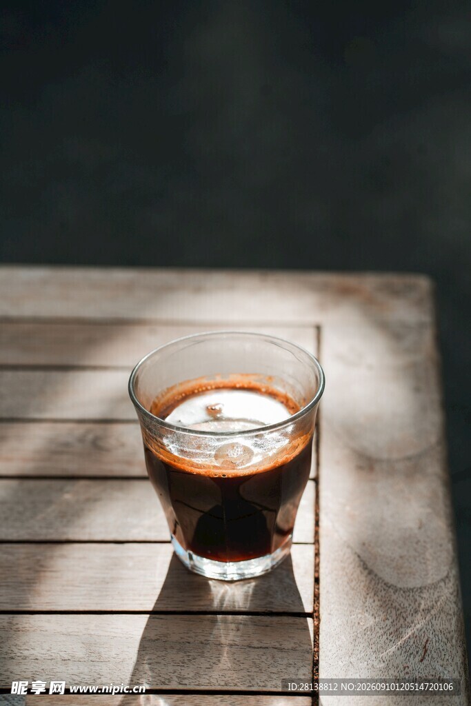木质桌上的一杯浓缩咖啡