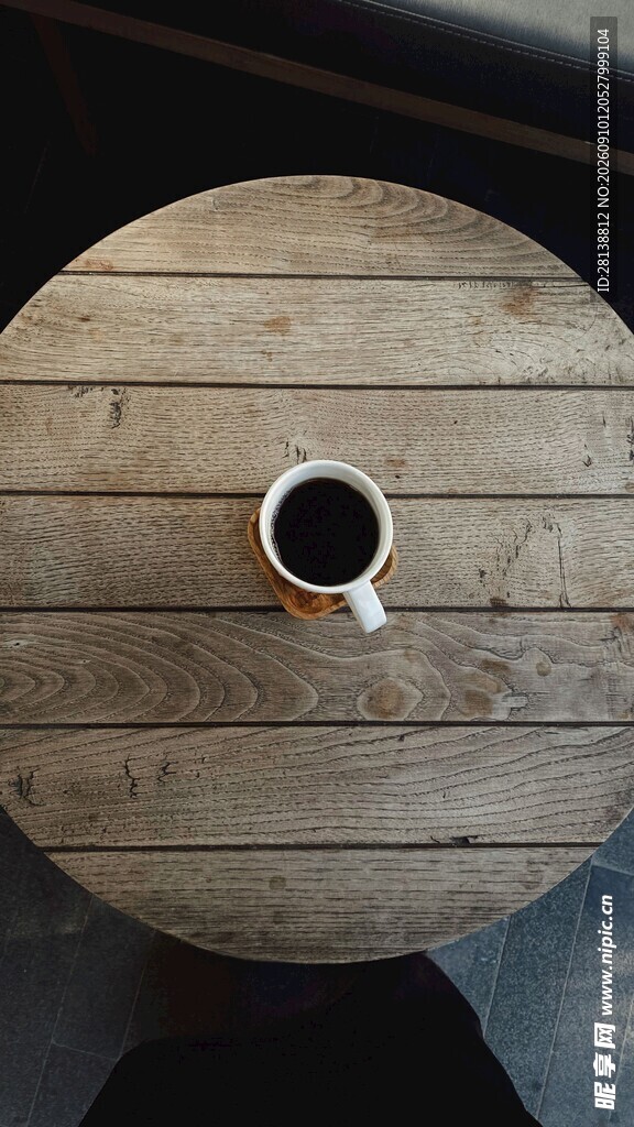 木质圆桌上的白色咖啡杯