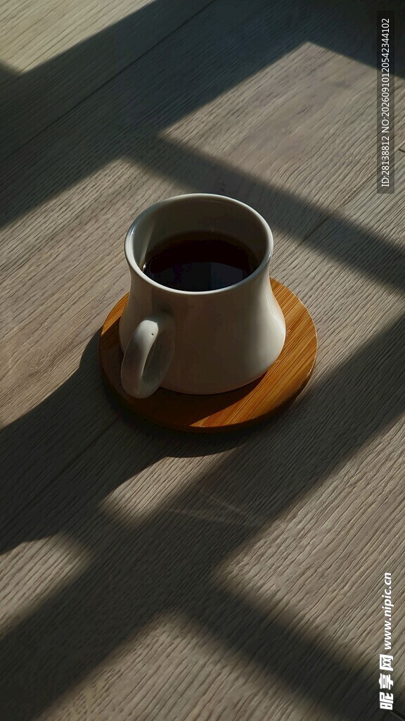阳光下的咖啡杯