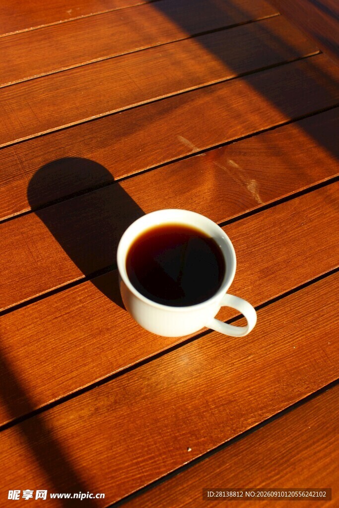 木桌上的一杯黑咖啡