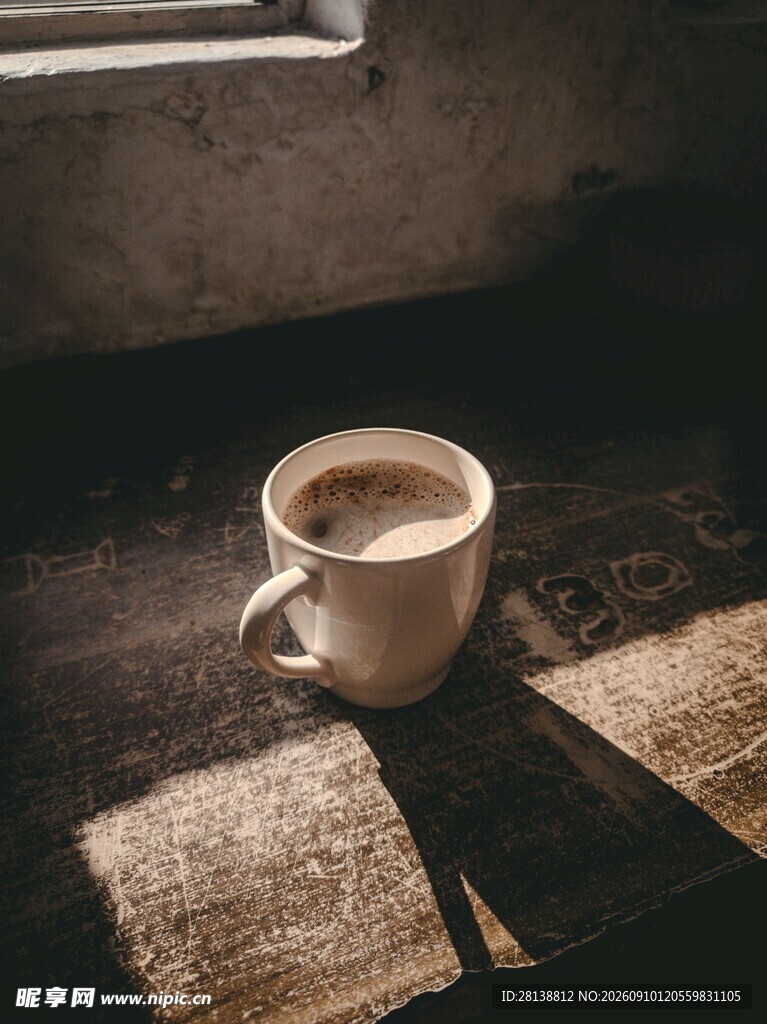 阳光下的咖啡杯