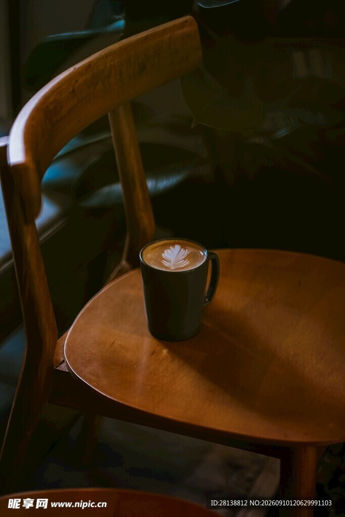 木椅上的咖啡杯